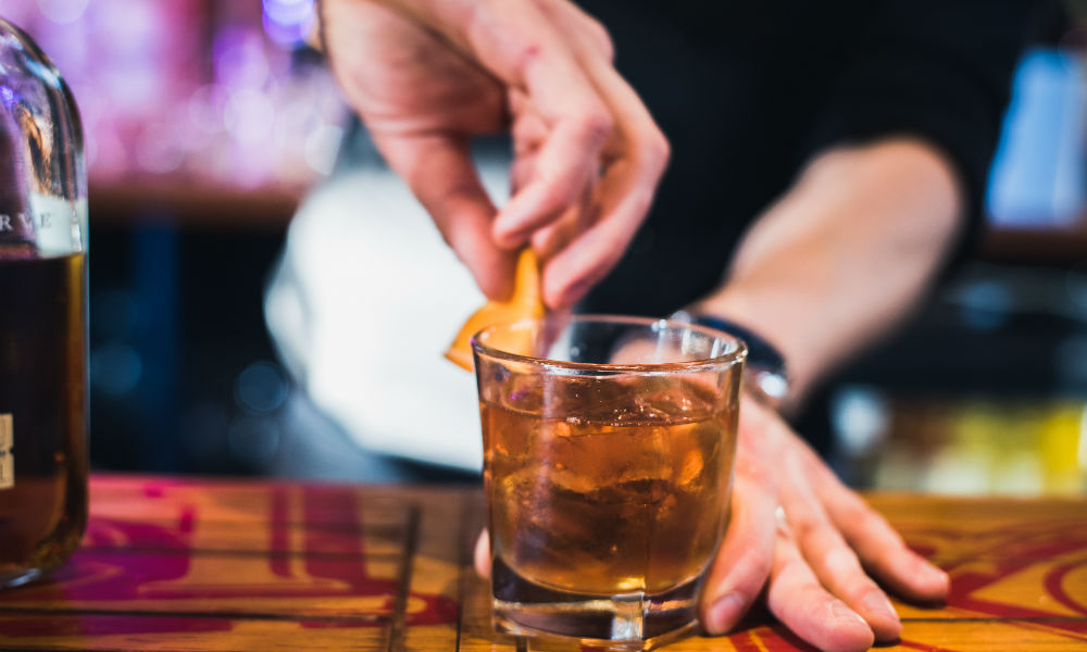 barman-putting-final-touches-to-a-cocktail, las vegas