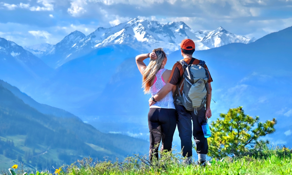 couple hiking in north-cascades park