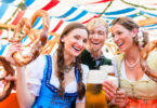 gente celebrando oktoberfest