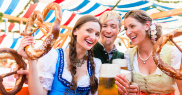 gente celebrando oktoberfest