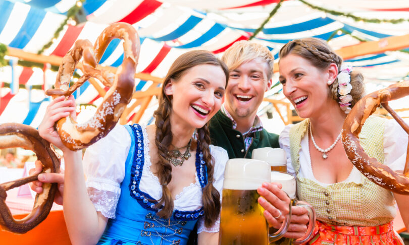 gente celebrando oktoberfest